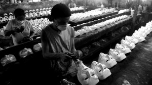 Ouvriers anonymes au Brésil fabriquant des masques de Guy Fawkes